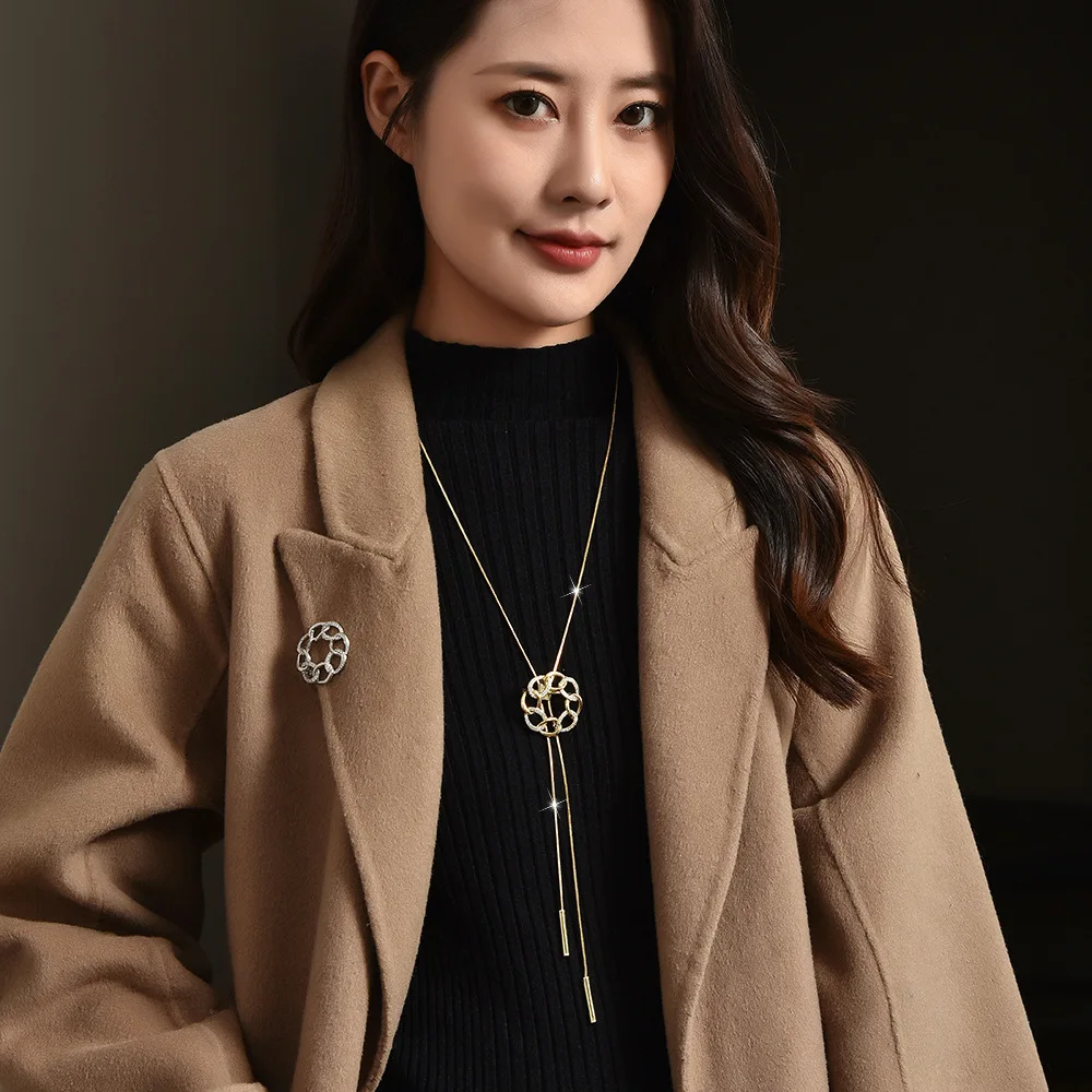 Круглая геометрическая цепочка для свитера с ощущением элитной элегантности и длинного колье с геометрическим узором.