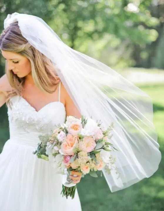 Velo de novia corto de una capa, borde cortado, tul barato con peine, accesorios de velos de novia blancos marfil simples, 2024