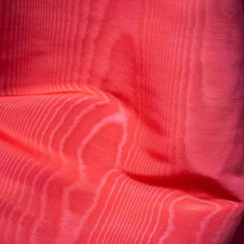 

Красный градиент, блестящая ткань под дерево, дизайнерский костюм, куртка, брюки, юбка, жесткая текстура, креативный биомиметический материал одежды