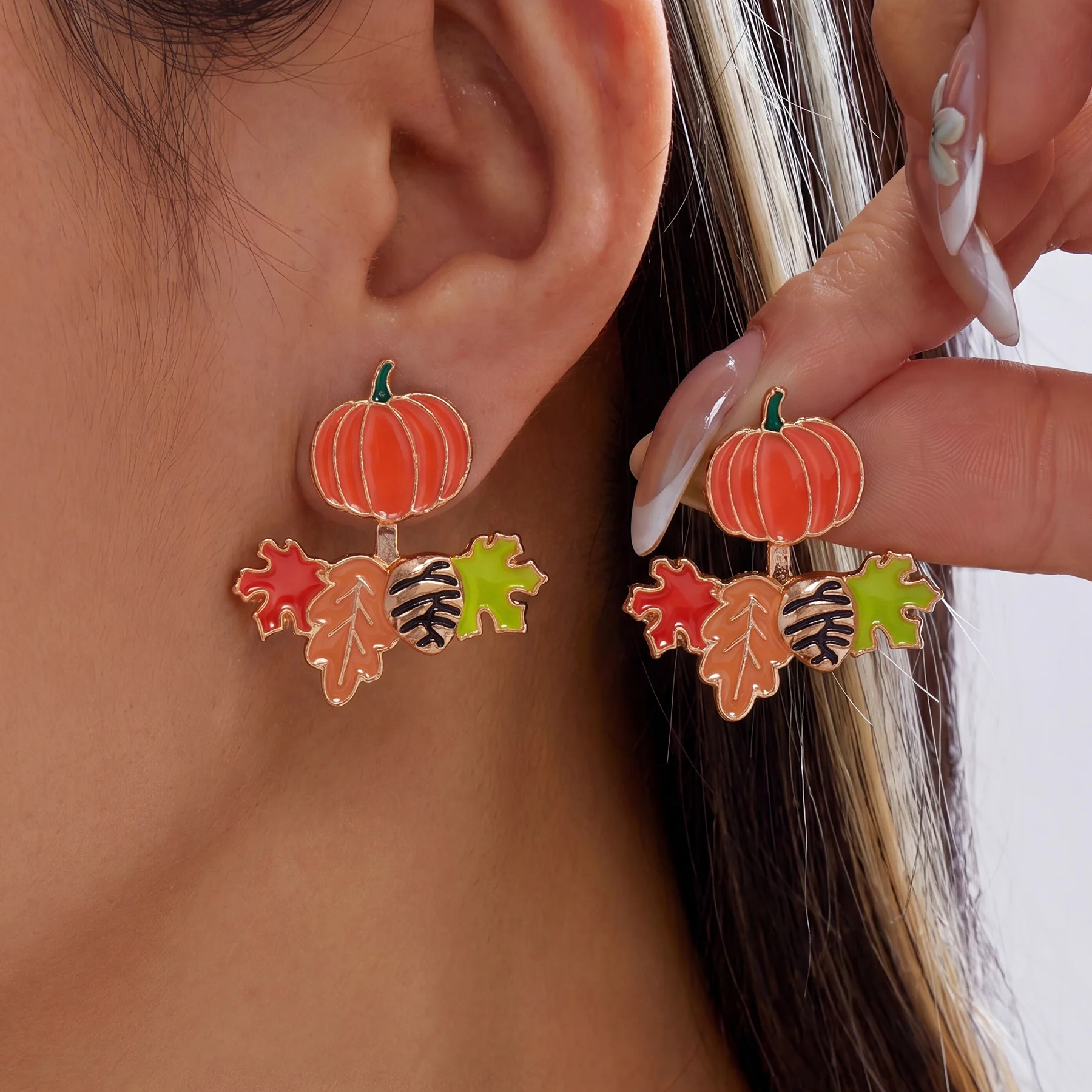 Neue Design-Ohrringe mit Fuchs, Tannenzapfen und Ahornblatt für Damen, Trendige Niedliche Emaille-Kürbis-Ohrstecker, Süße Ausgefallene Schmuck-Accessoires – Detail 1