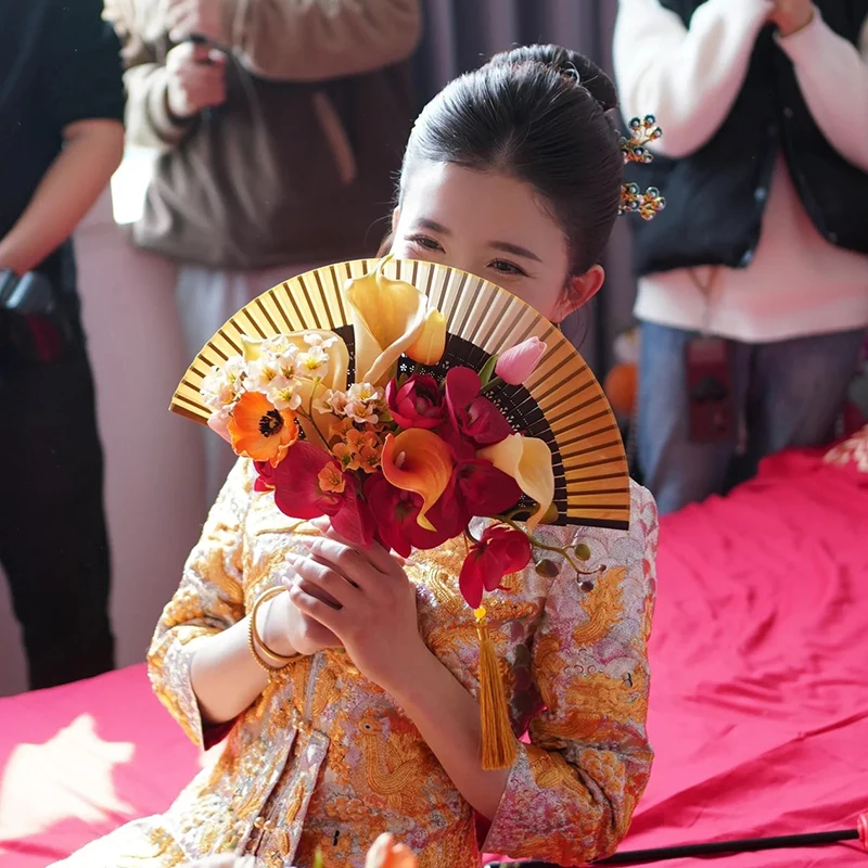 Folding fan Chinese red hand holding simulated flower rose Phalaenopsis cheongsam Xiuhe bridal wedding ceremony photography home