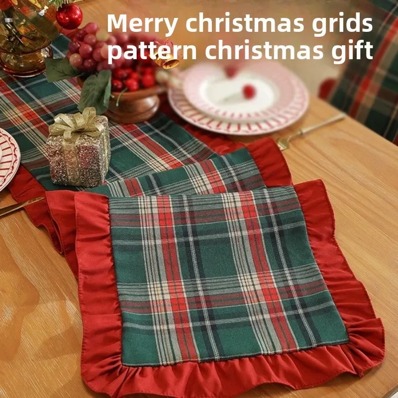 American Color Woven Polyester Cotton Holiday Christmas Decoration Table Flag Red and Green Checkered Coffee Dining Table Flag