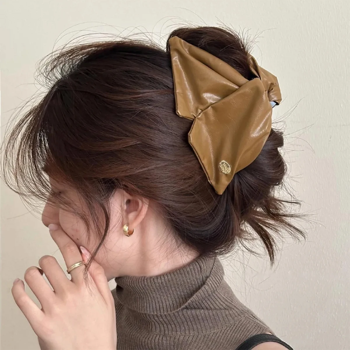 1 Stück hochwertige dreieckige Haarspange aus Leder, neue, stilvolle und fortschrittliche Haarnadel für den Hinterkopf, elegantes Haaraccessoire im Haifisch-Design – Detail 2