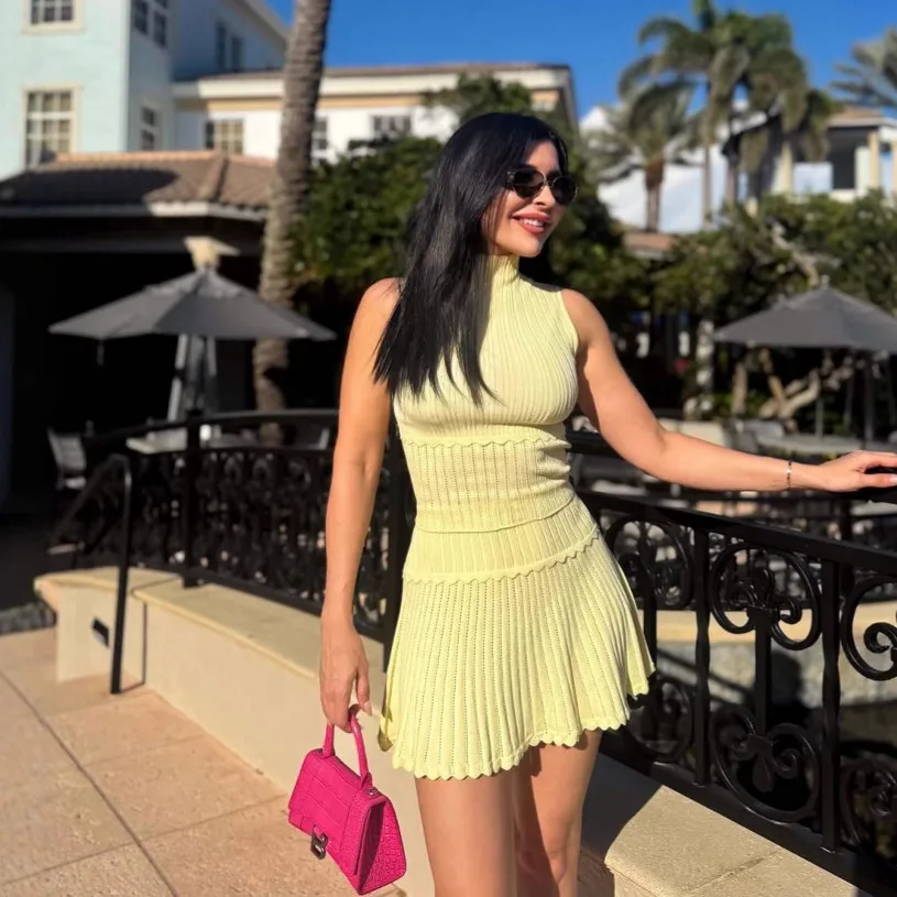 

Комплект из двух предметов: повседневный вязаный мини-комплект с юбкой, женский укороченный топ без рукавов с воротником-стойкой и плиссированная юбка А-силуэта, элегантный комплект из 2 предметов, 2026