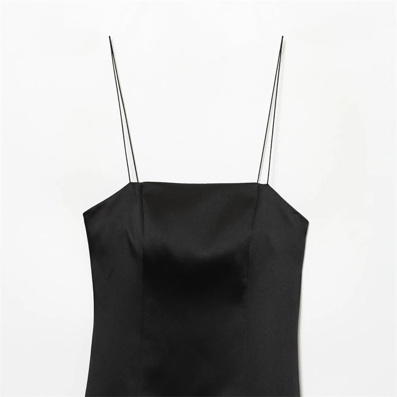 セクシーでエレガント、そして魅力的な女性のための、レースとサテンの質感のショートドレス。2025年秋の新作。