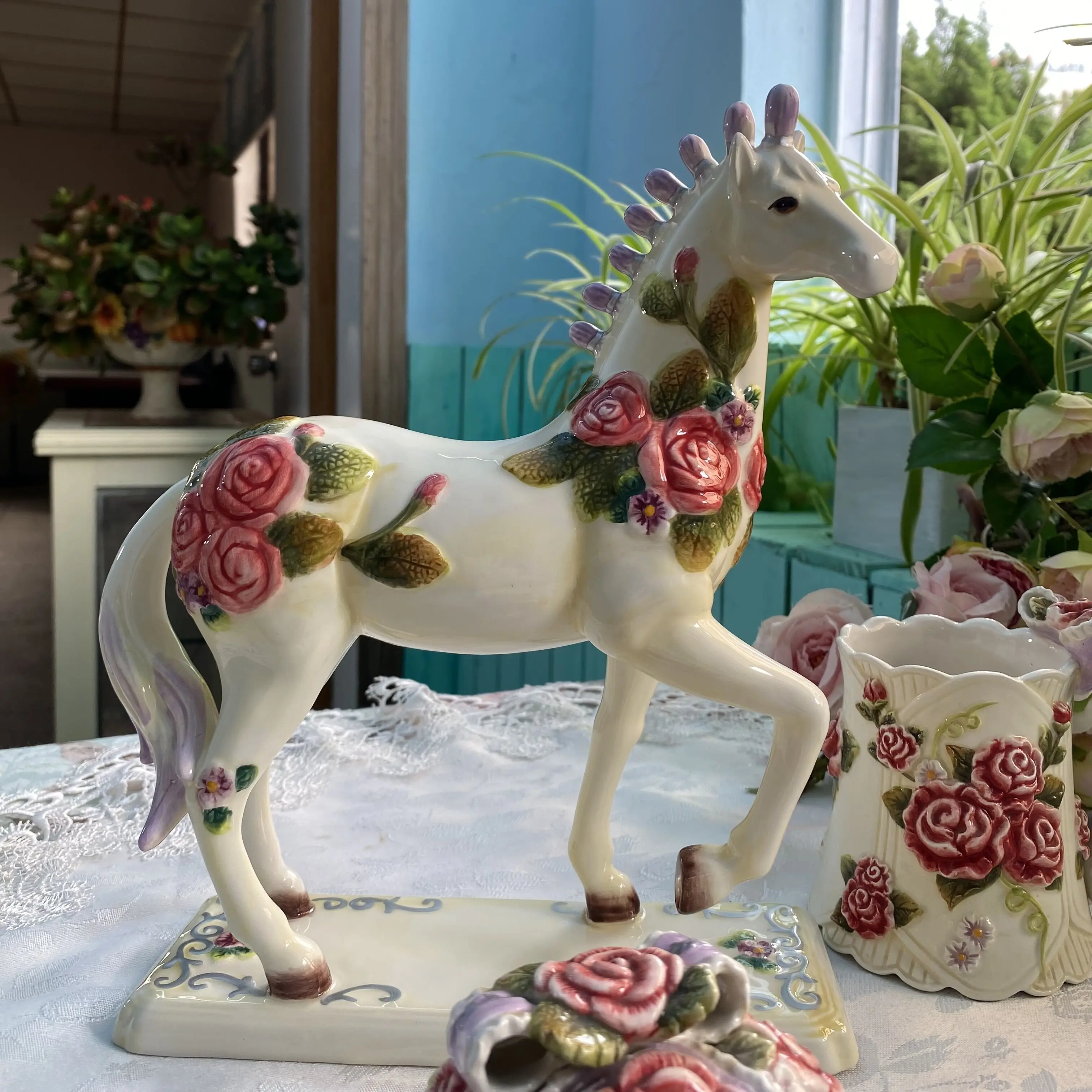 Rose horse ceramic ornaments, birthday gifts, creative home gifts, entryway wine cabinet ornaments