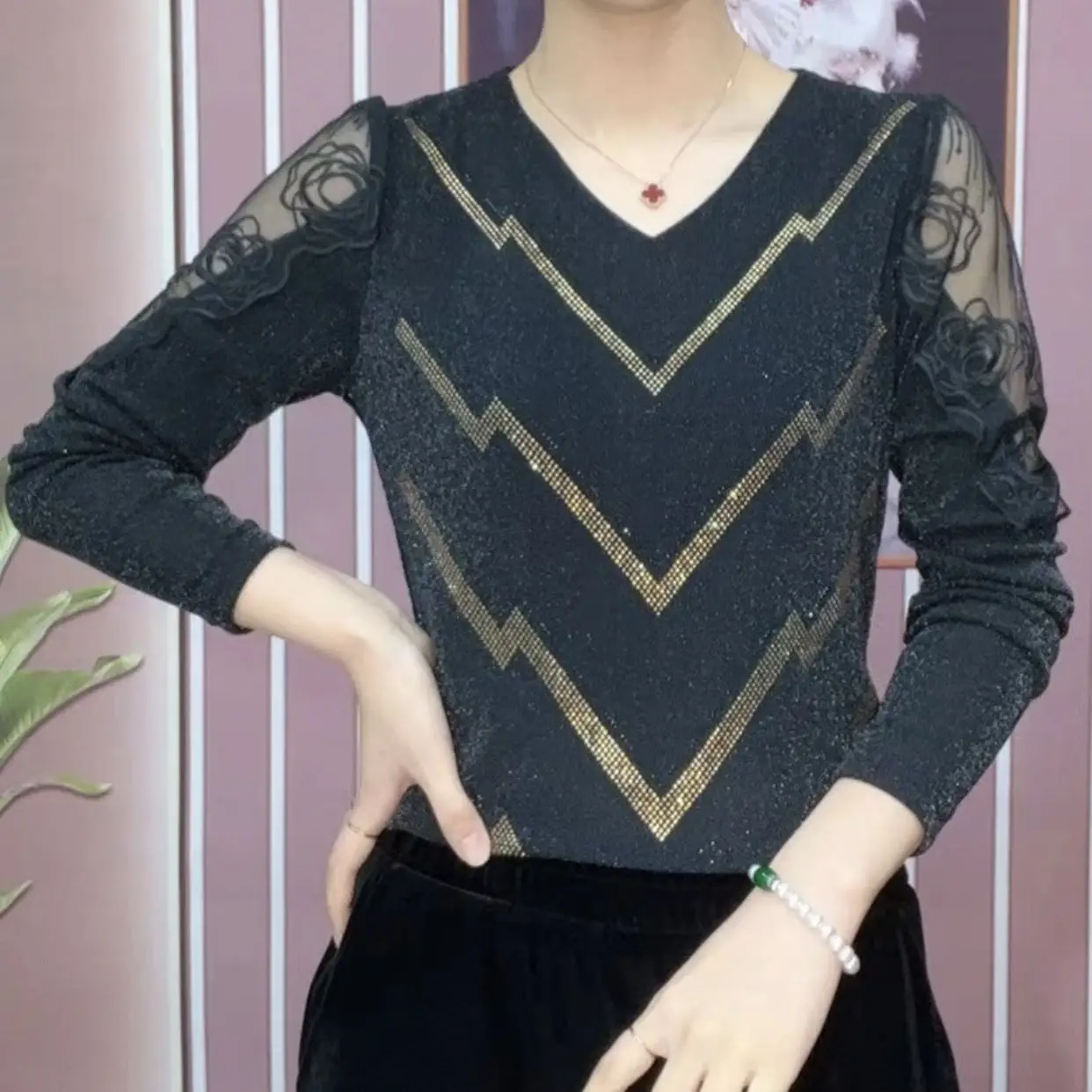 Tiktok Xirui Moda damska Zagraniczny elegancki styl Cienkie noszenie Wszechstronna siateczkowa koszula z dekoltem w szpic w jednolitym kolorze Casualowa koszula z długim rękawem