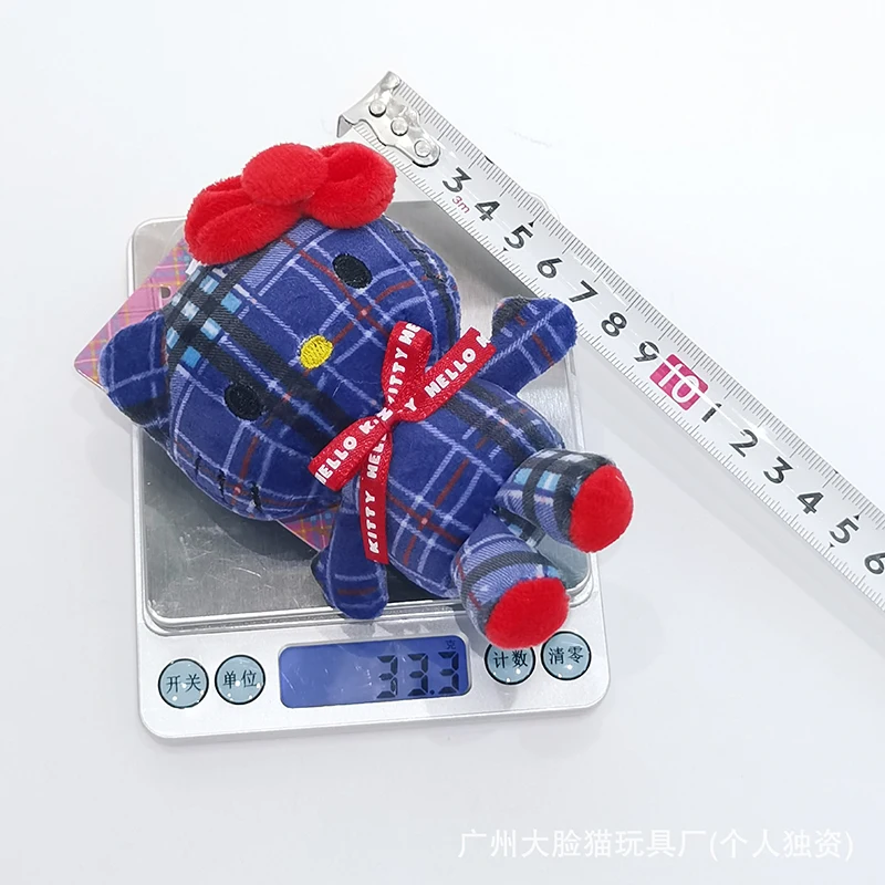 Breloczek Sanrio z kokardą i szalikiem w kratę, uroczy Hello Kitty, modny pluszowy wisiorek, idealny prezent dla kobiet i dziewcząt.