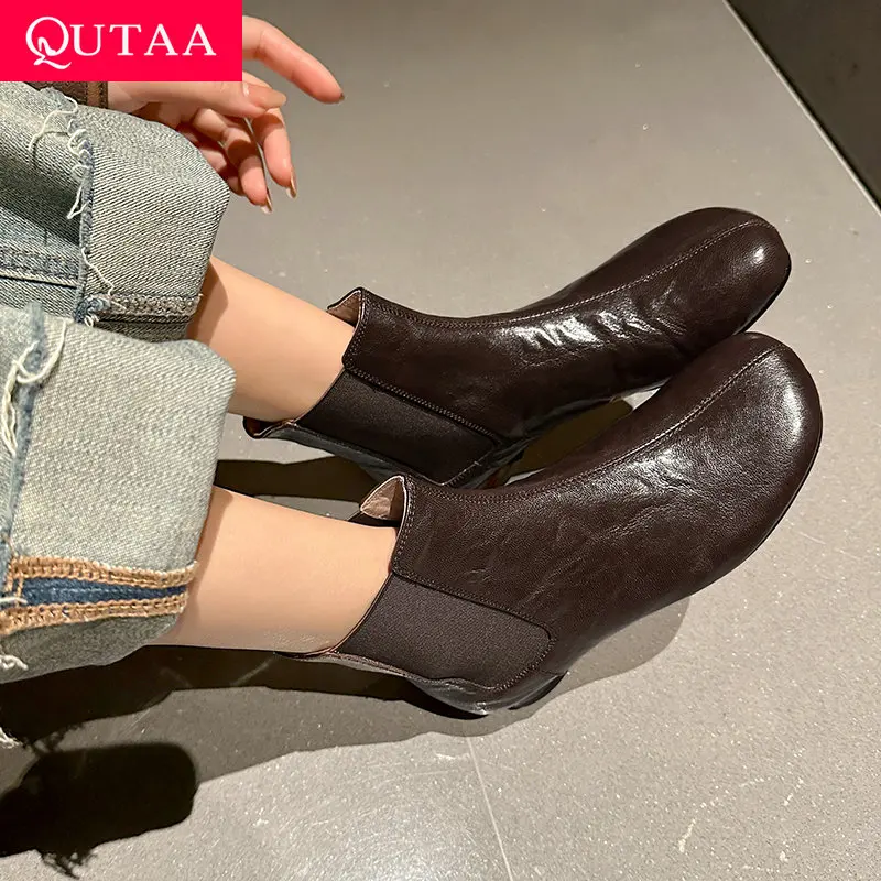 

QUTAA 2026 новости, модные женские ботильоны, зимняя обувь из натуральной кожи, осенние повседневные женские короткие ботинки на низком каблуке с круглым носком, размеры 34-40