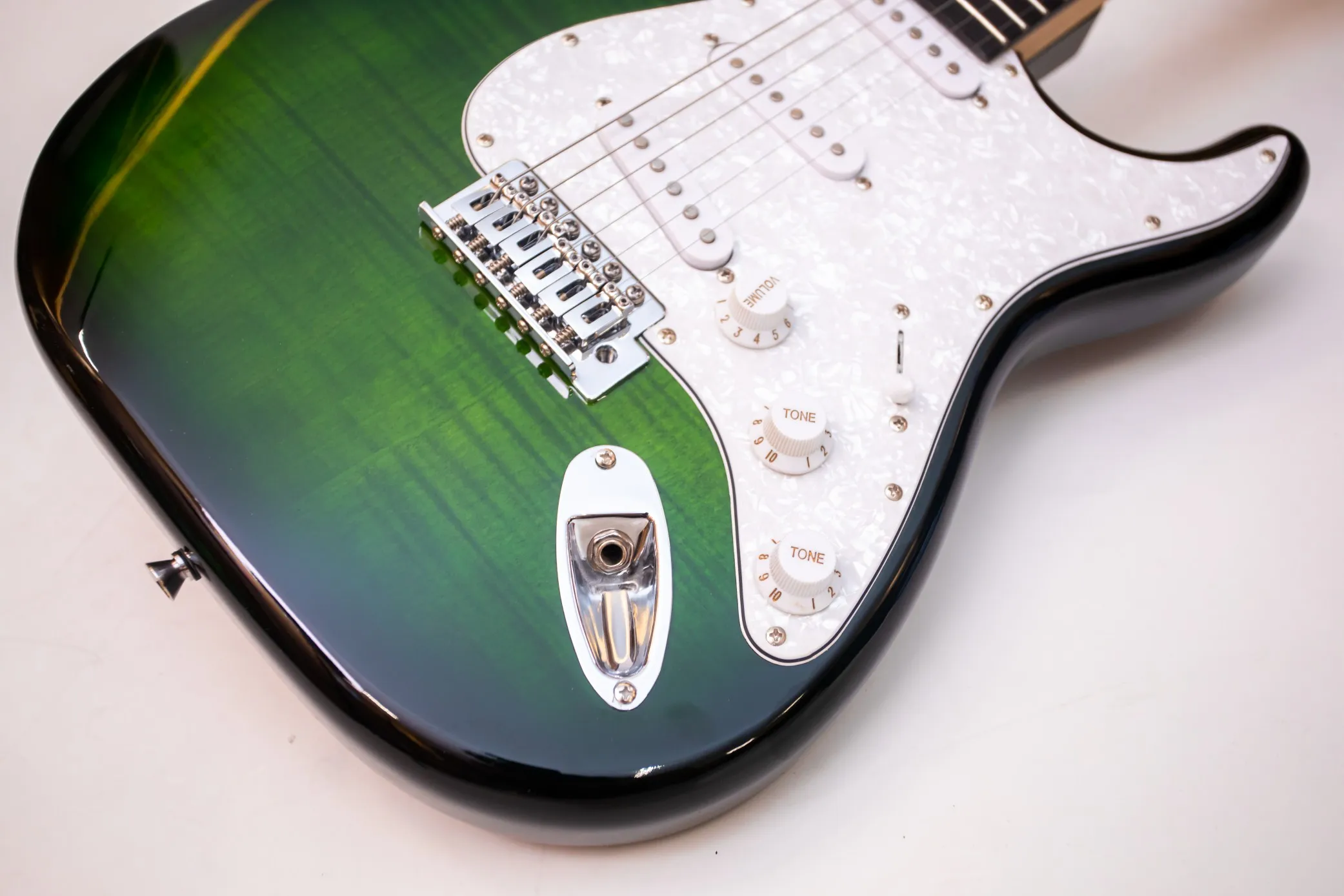 A blockbuster:dark green classic 22 products 6 string electric guitar, factory direct sales, can be customized.In Stock!