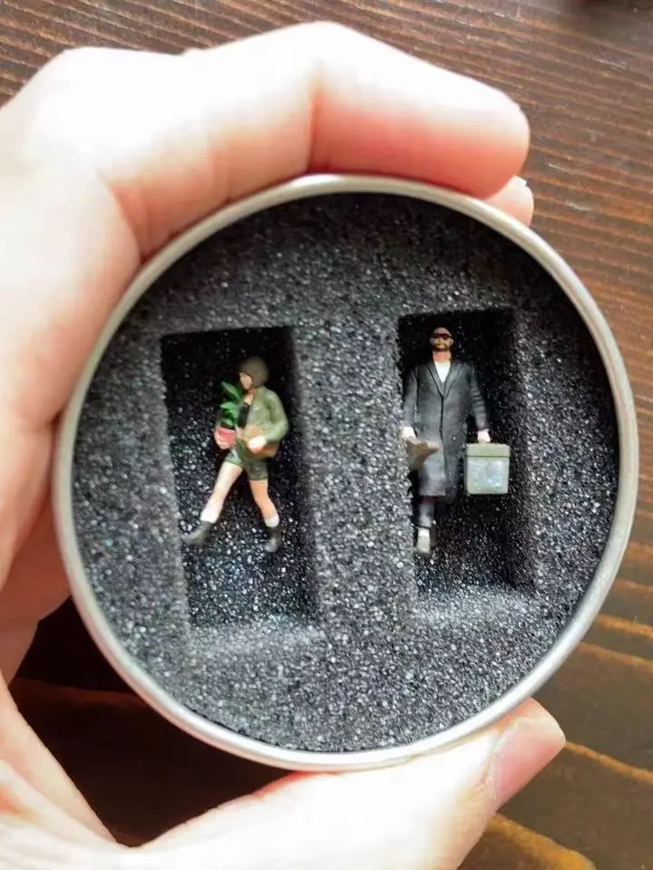 

Miniature resin model 1/64 character movie killer and girl 2pcs/set