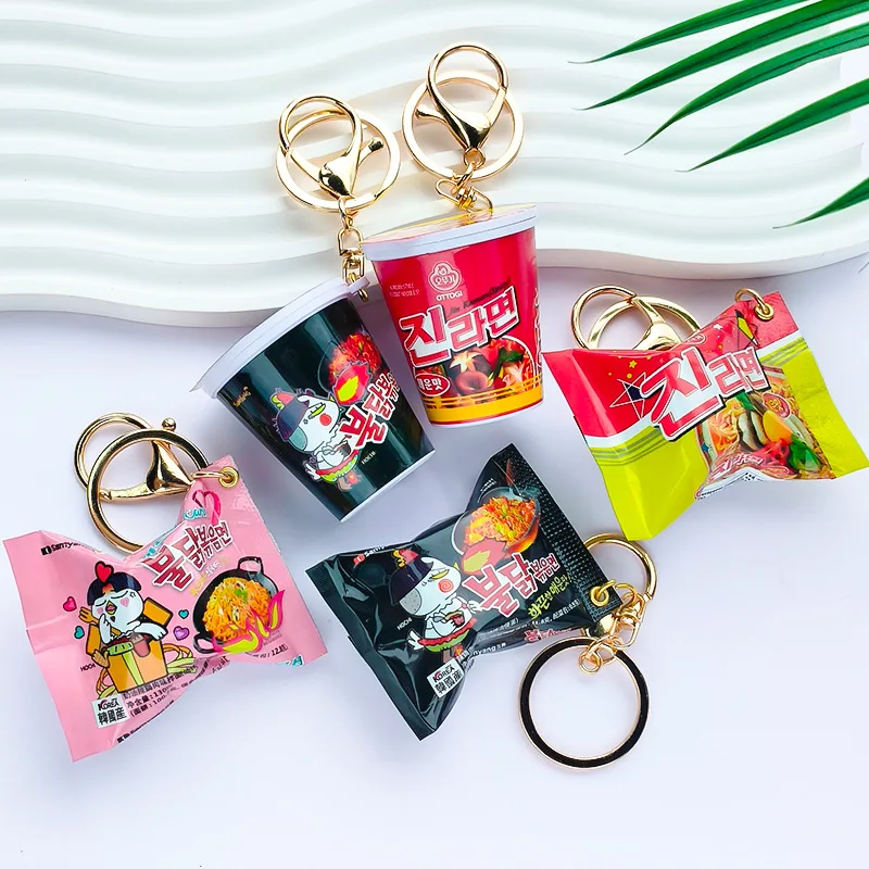 LLavero de fideos instantáneos coreanos de simulación en el teléfono, Mini bolsa de aperitivos, colgante, regalos de Navidad para el Año Nuevo