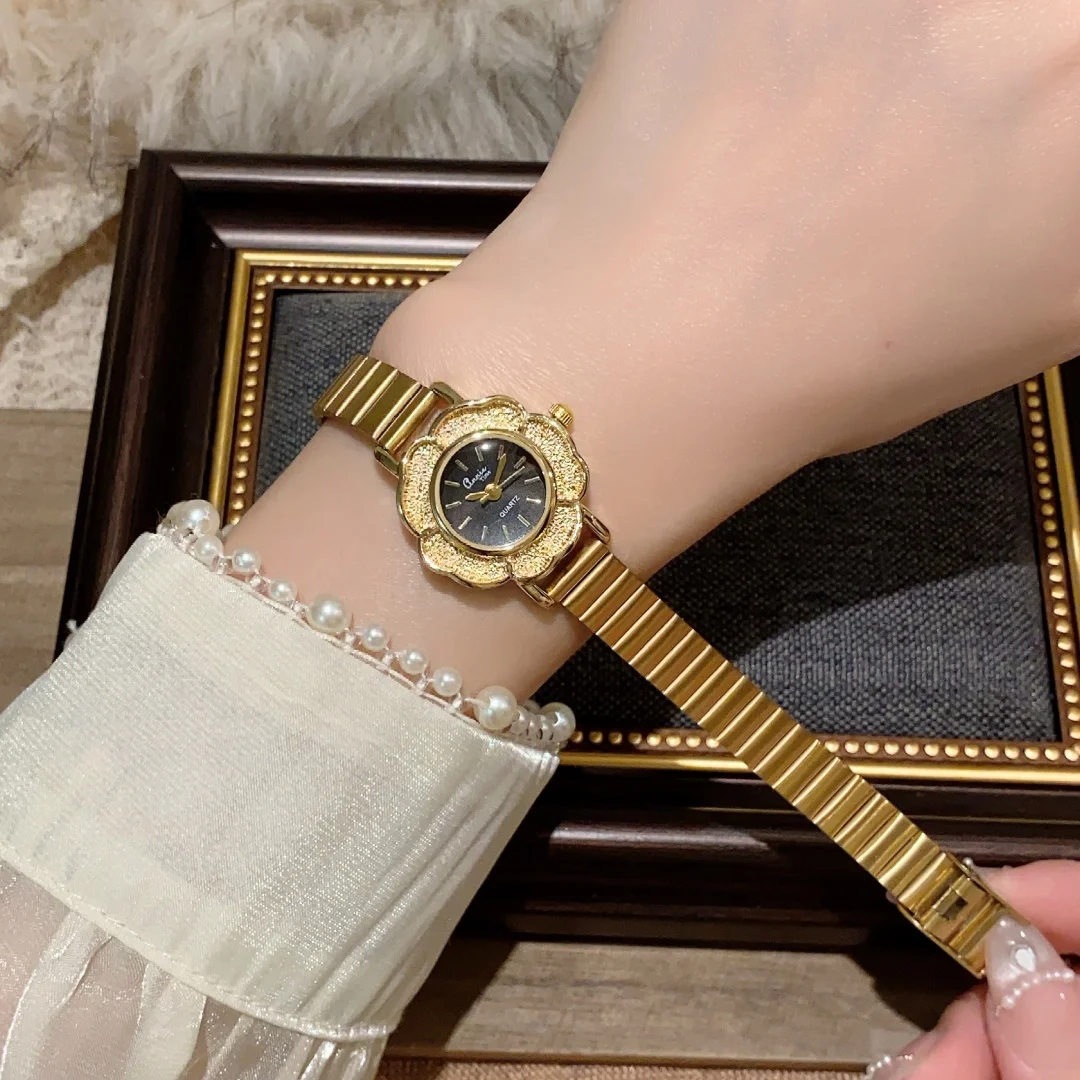 ساعة ريترو كاميليا جولد للنساء بمينا صغير وحزام من الفولاذ المقاوم للصدأ وساعات كوارتز ساعة يد عصرية هدية