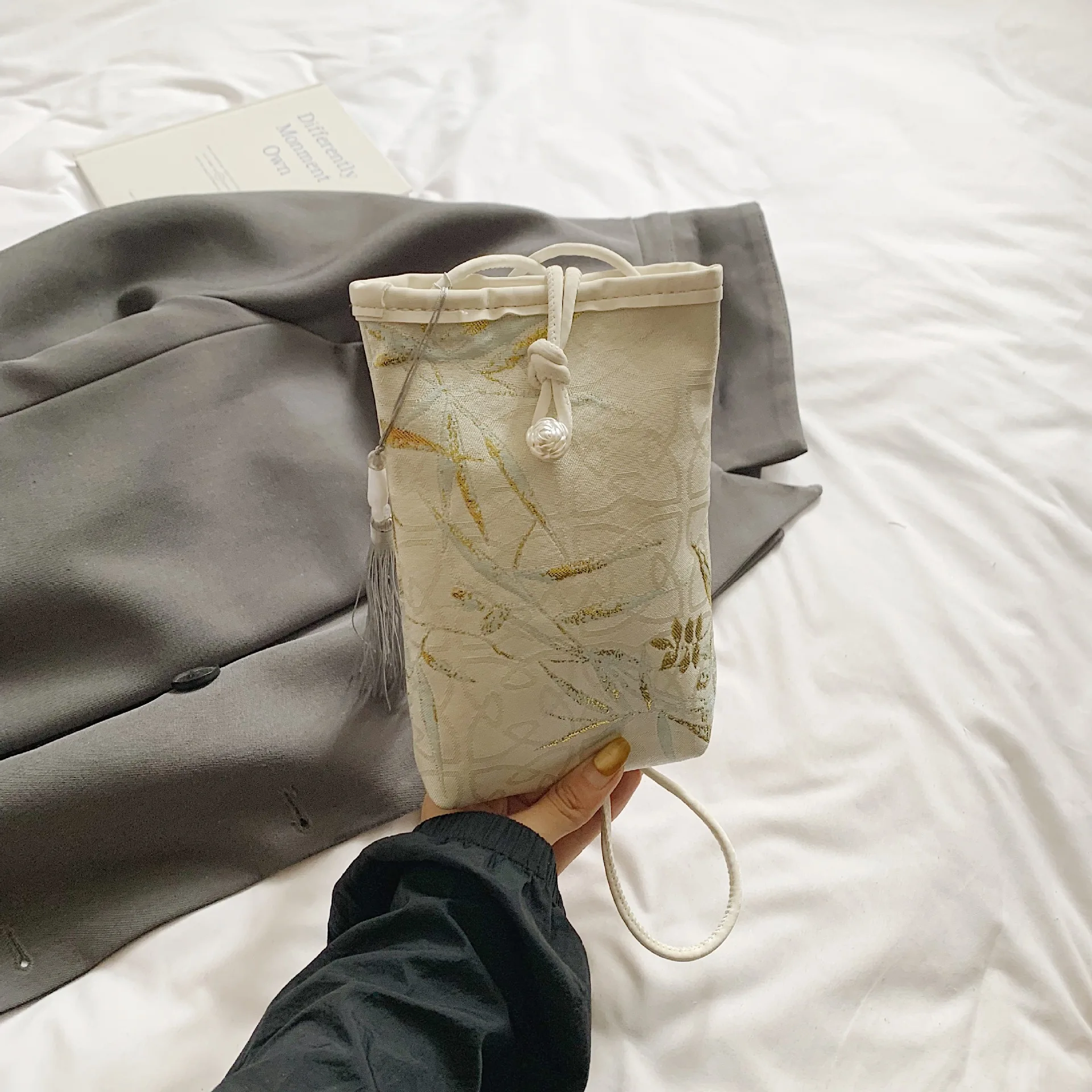 

2025 Summer New Chinese Style Mini Phone Bag for Women Elegant Embroidered Square Crossbody Purse Fashionable Small Shoulder Bag