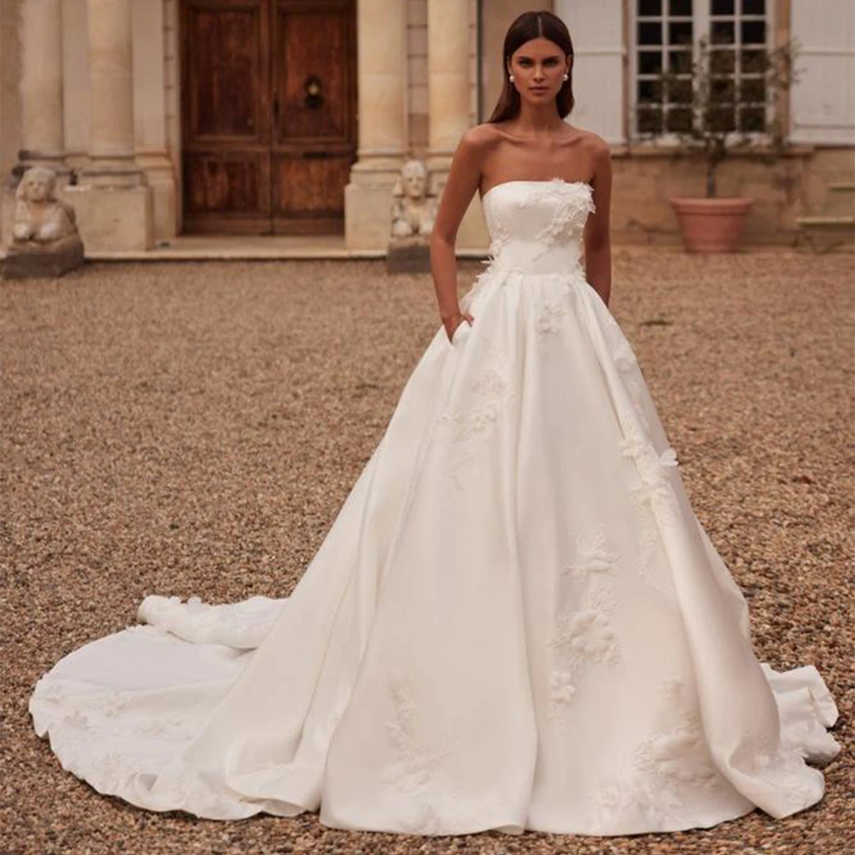 

Luxury Satin Flower Wedding Dresses With Pocket Backless A Line Ball Gown With Train Strapless Long Bridal Gown Vestidos Novia