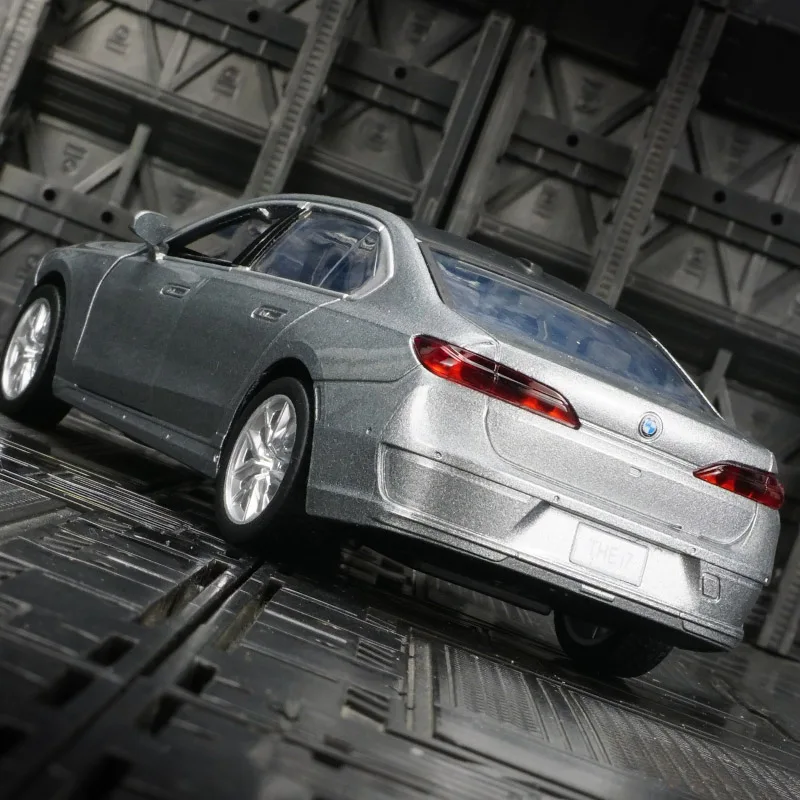 1:32 BMW I7 alloy fashion car model car ornaments collection acousto-optic pull back boy toy car fine workmanship good quality