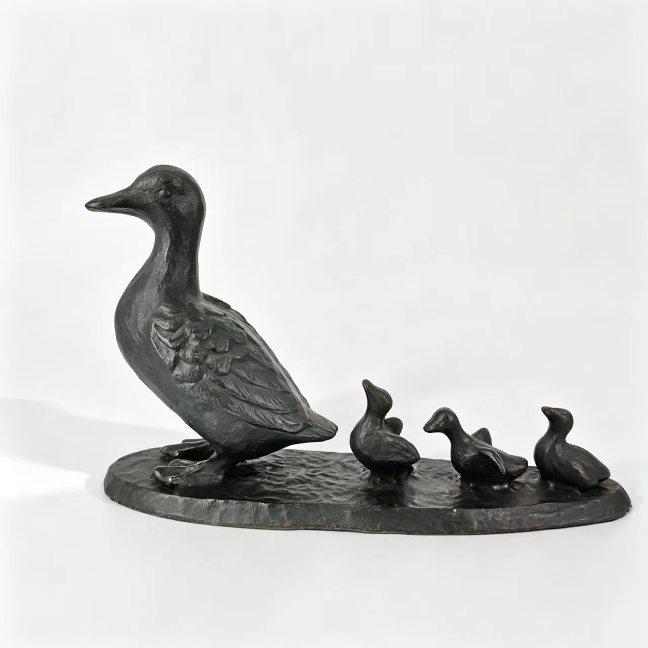 Cast Iron Mother Duck with Three Ducklings Sculptures Duck Family Portrait Warm Garden Water Scenery Home Decoration Items