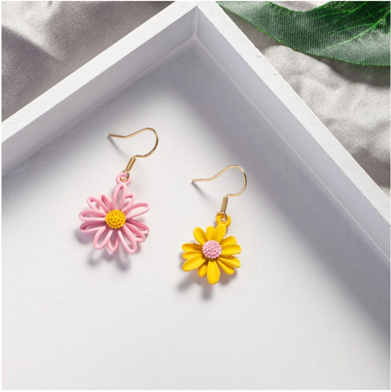 Yellow Contrasting Colors Asymmetric Flower Drop Earrings Women Cute Sweet Hollow Daisy Dangle Earrings Fashion Girl Jewelry