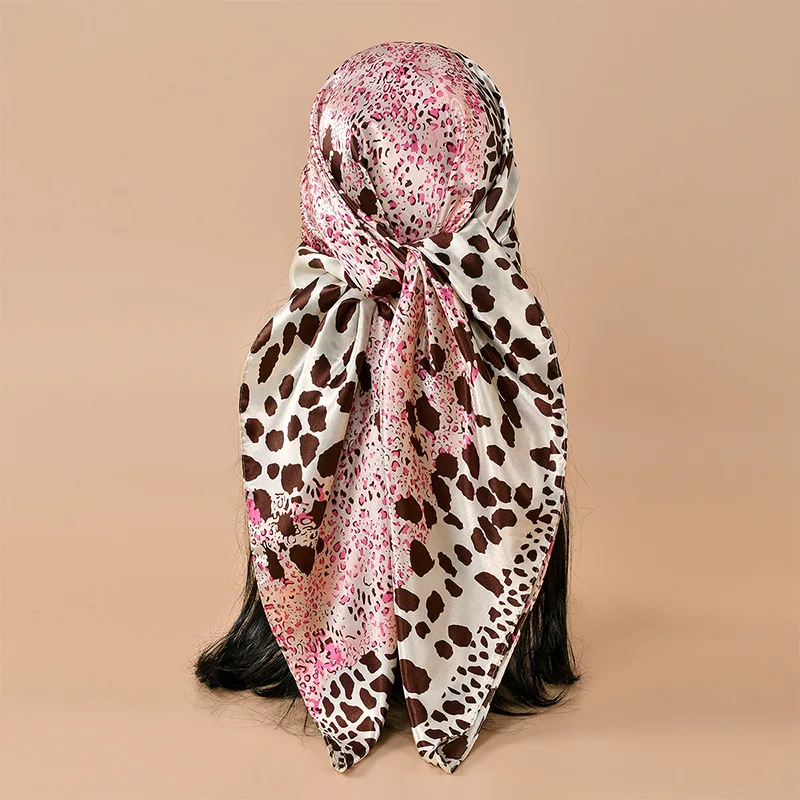 2025 marca de lujo leopardo punto mancha bufanda cuadrada mujeres chales y chales Oficina pelo pequeño cuello Hijabs pañuelo Foulard 90*90cm