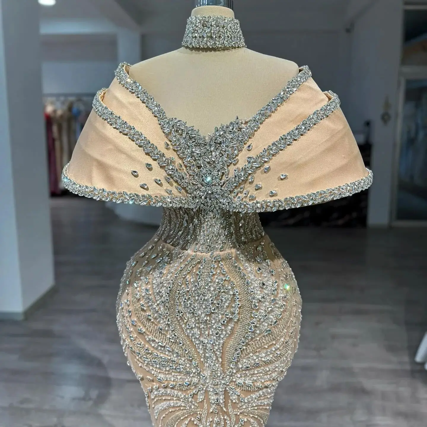 فستان سهرة بلون الشمبانيا بكريستال متألق مخصص على شكل حرف V قبالة الكتف حورية البحر فساتين لحضور الحفلات الموسيقية رداء حفلات عربي أنيق 2026 #3