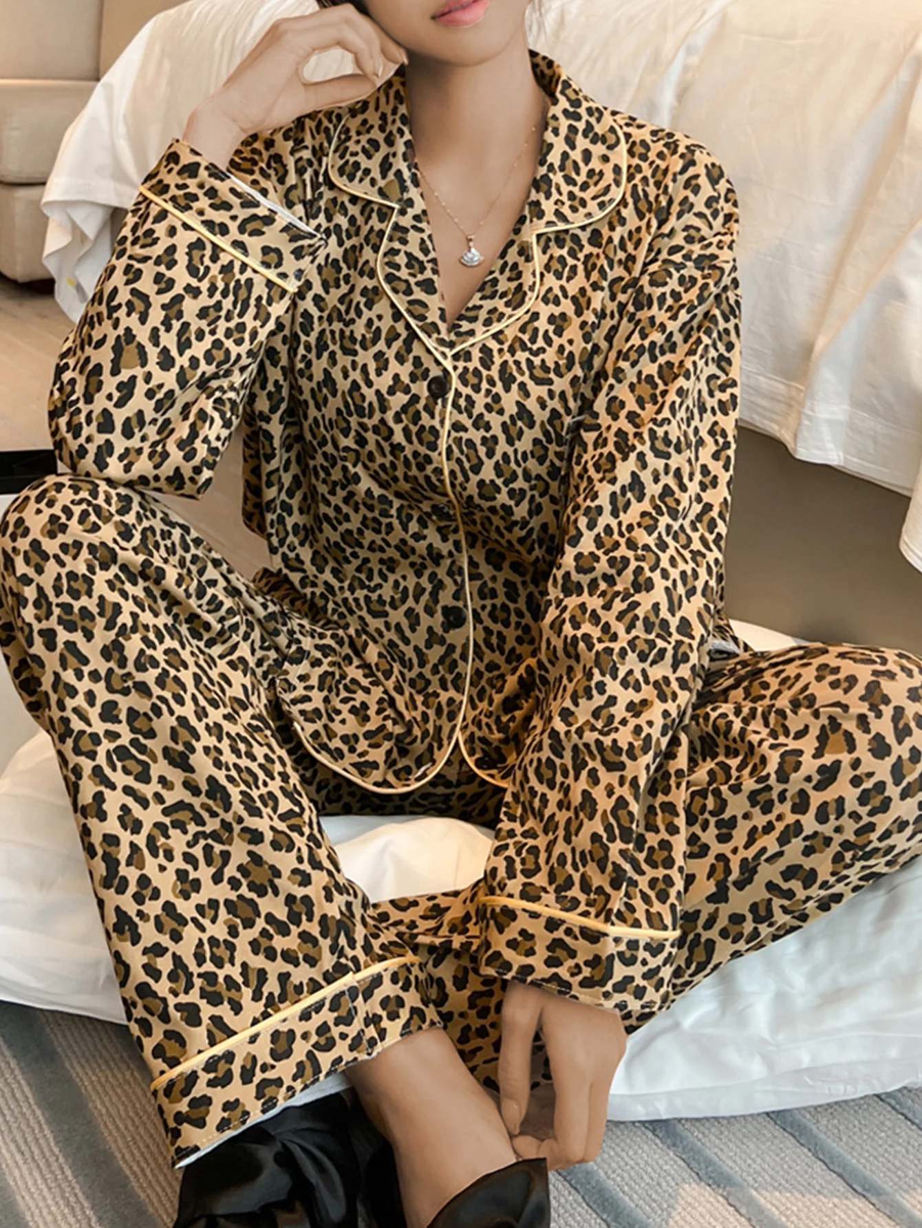 2-piece set of women\'s sexy and light luxury random printed leopard print long-sleeved cardigan and long pants set home clothes.