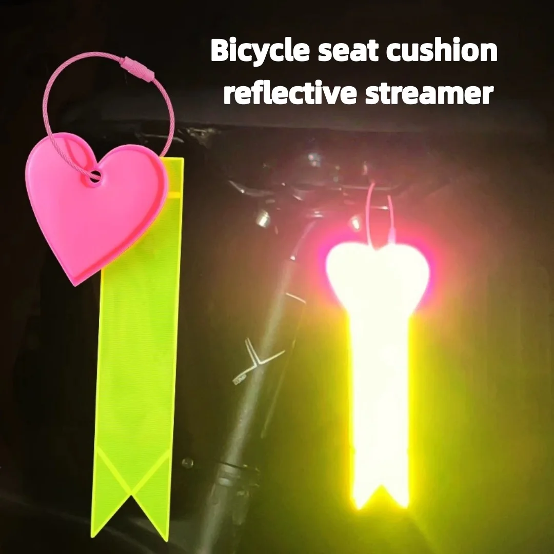 1 Peça de Almofada para Assento de Bicicleta com Faixa Refletiva de Advertência, com Luz Traseira de PVC Refletiva em Formato de Coração - Azul e Rosa, Adequada para Passeios Noturnos, Equipamento Refletivo de Alta Visibilidade, Adequada para Bicicletas, Mochilas e Capacetes. Acessórios de Ciclismo para Passeios Noturnos, Pingentes de Alta Luminosidade, Charms para Mochilas, Equipamentos de Ciclismo.