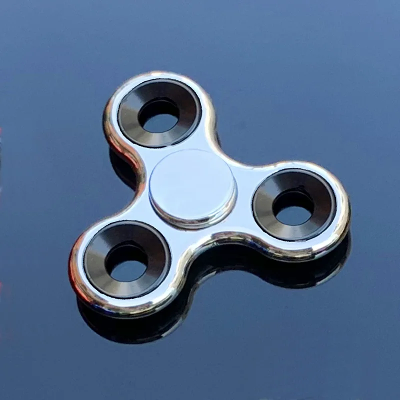 Die Fabrik produziert galvanisierte Dreiblatthalterungen, Zappelspinner, Elektrophorese und perforierte Fingerspinner aus Metall