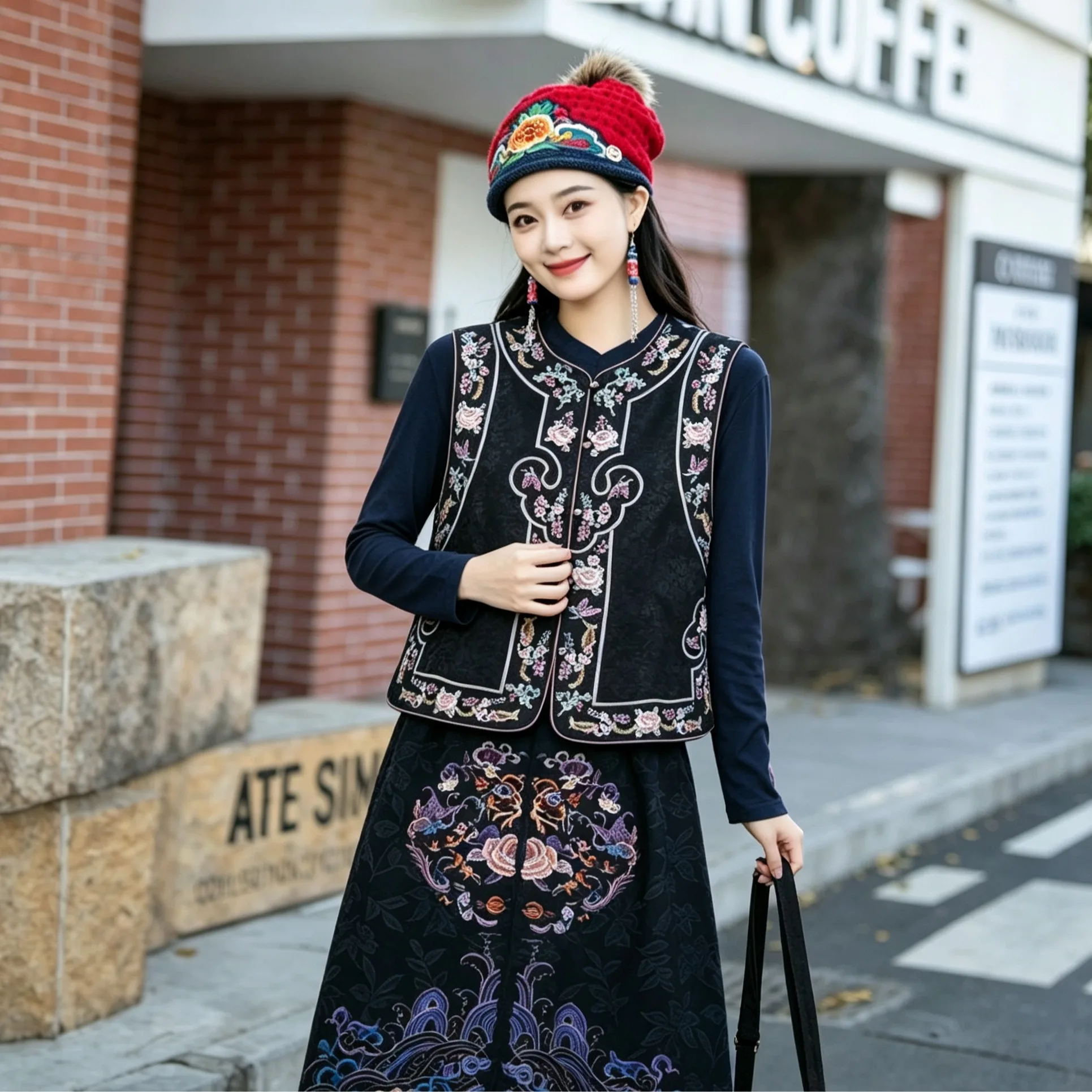 Elegant Embroidered Ethnic Style Women's Vest Autumn Winter New Retro Buttonless Sleeveless Outerwear Fashionable Cardigan