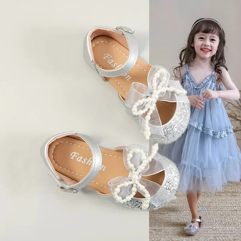 

Молодежные шлепанцы для девочек, сандалии с закрытым носком, мягкая подошва, модные тапочки для девочек, удобная обувь с подсветкой, туфли с блестками и бантом, жемчугом