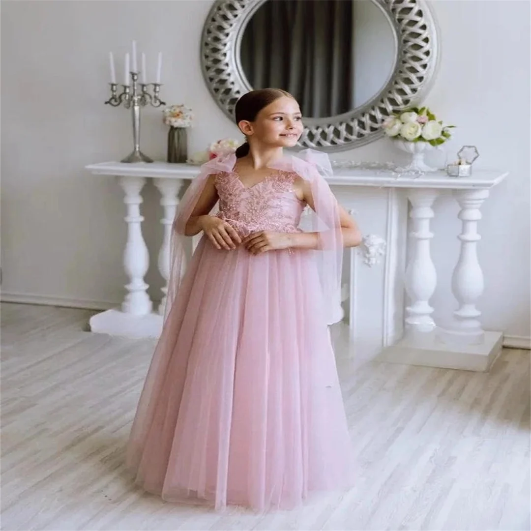 Sukienki dla dziewczynek: personalizowane sukienki księżniczki, sukienki na pierwszą komunię, tiulowe sukienki tutu, koronkowe sukienki na przyjęcia, różowe sukienki na konkursy piękności, sukienki dla druhen, sukienki wieczorowe.