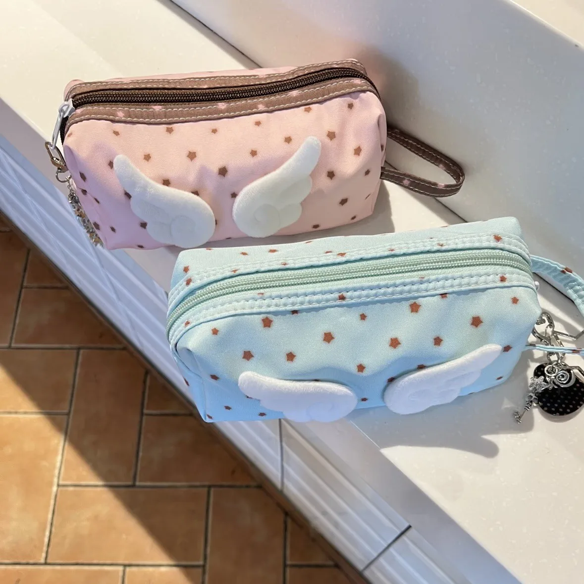 Estuche para lápices con alas bonitas, organizador de suministros escolares para estudiantes de gran capacidad, diseño de estrella de Color Chocolate y fresa