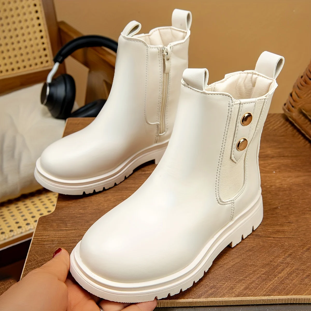 A Pair of White Fashionable and Versatile Chimney-Style Girls' Boots