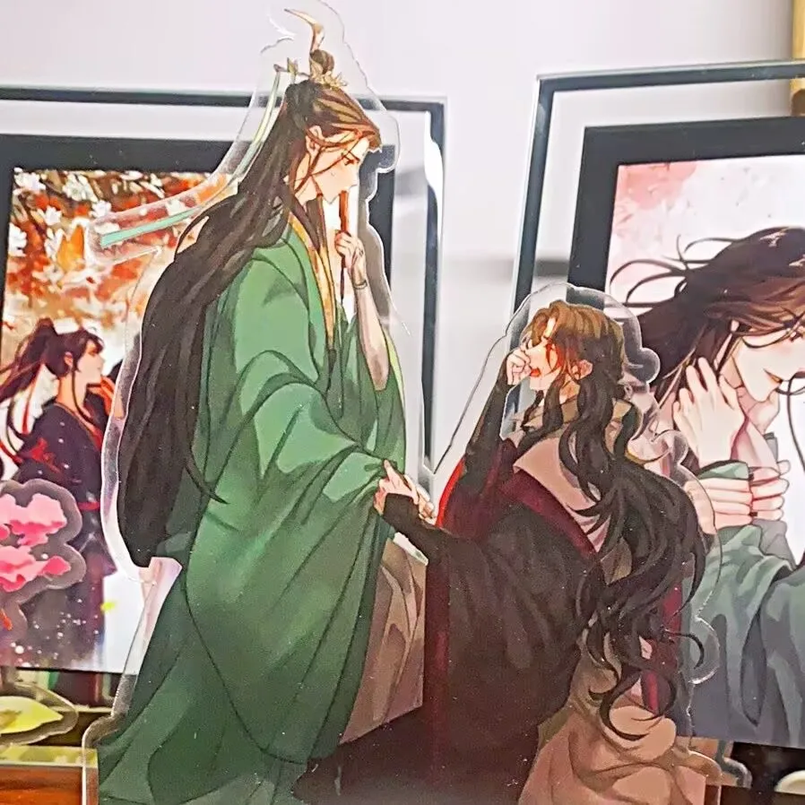 "악당과 악당을 위한 자가 구조 시스템" 주변에 "Shen Qingqiu와 Luo Binghe"라는 아크릴 스탠딩 사인이 있습니다.