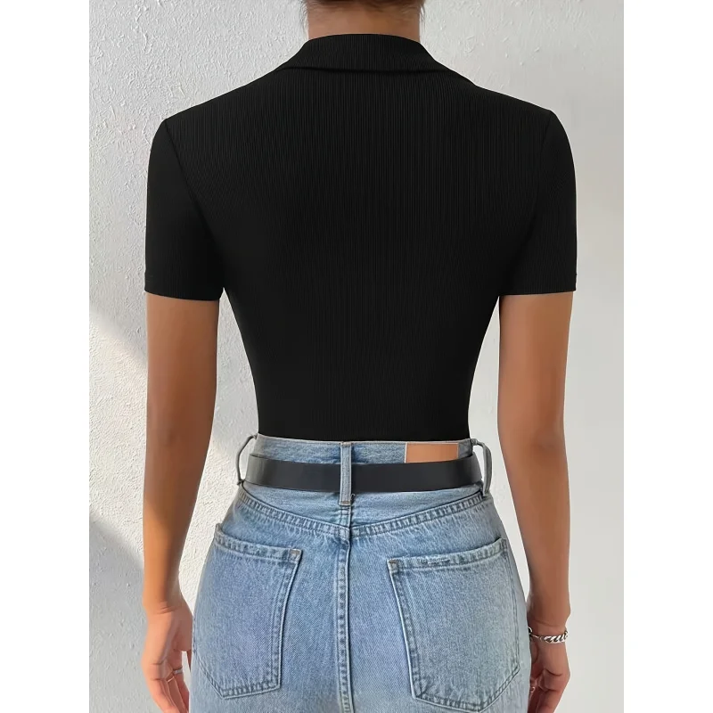 Imagen 3: Top ajustado de cuello polo de color sólido para mujer
