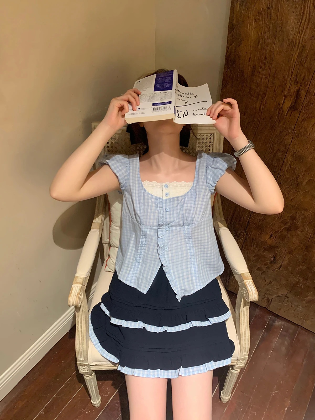 

Синий клетчатый комплект для отдыха: топ и юбка-полусолнце больших размеров с рукавами-крылышками, модный летний наряд