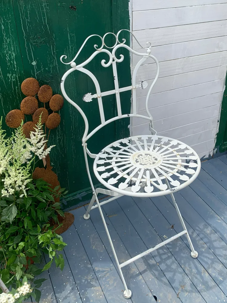 Vintage Rustic White Foldable Metal Iron Round Chair with Back Antique-Inspired Seating for Timeless Comfort and Style