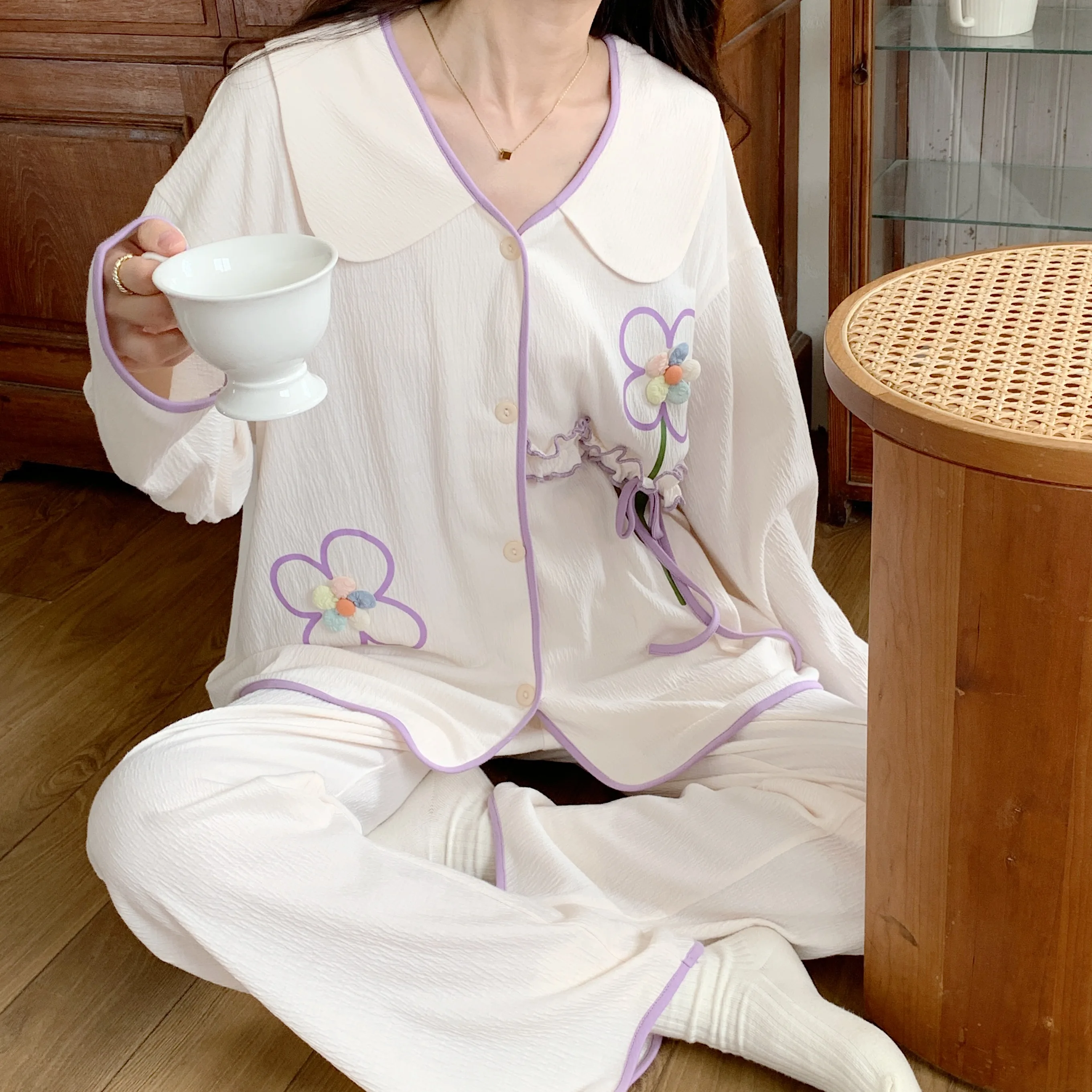طقم بيجامة نسائي من ElyraLux مطرز بالزهور بتصميم كلاسيكي من القطن الموسلين الناعم بأكمام طويلة لملابس المنزل الربيعية