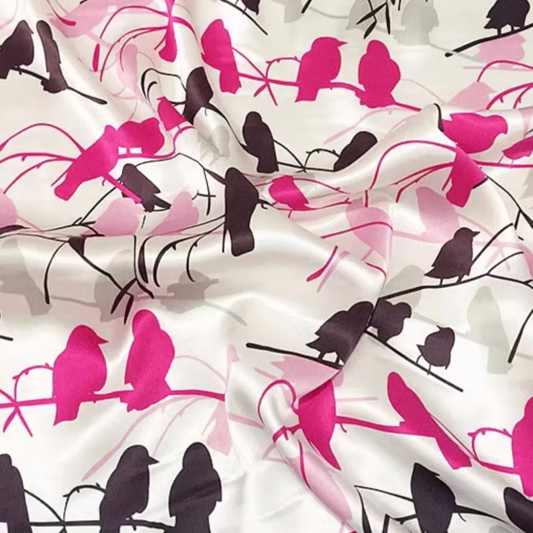 

1 метр, 100% шелковый шелк, шелковая ткань 16 Momme Charmeuse, белая, с принтом птиц, ширина 140 см, 55 дюймов, по дворам XL053