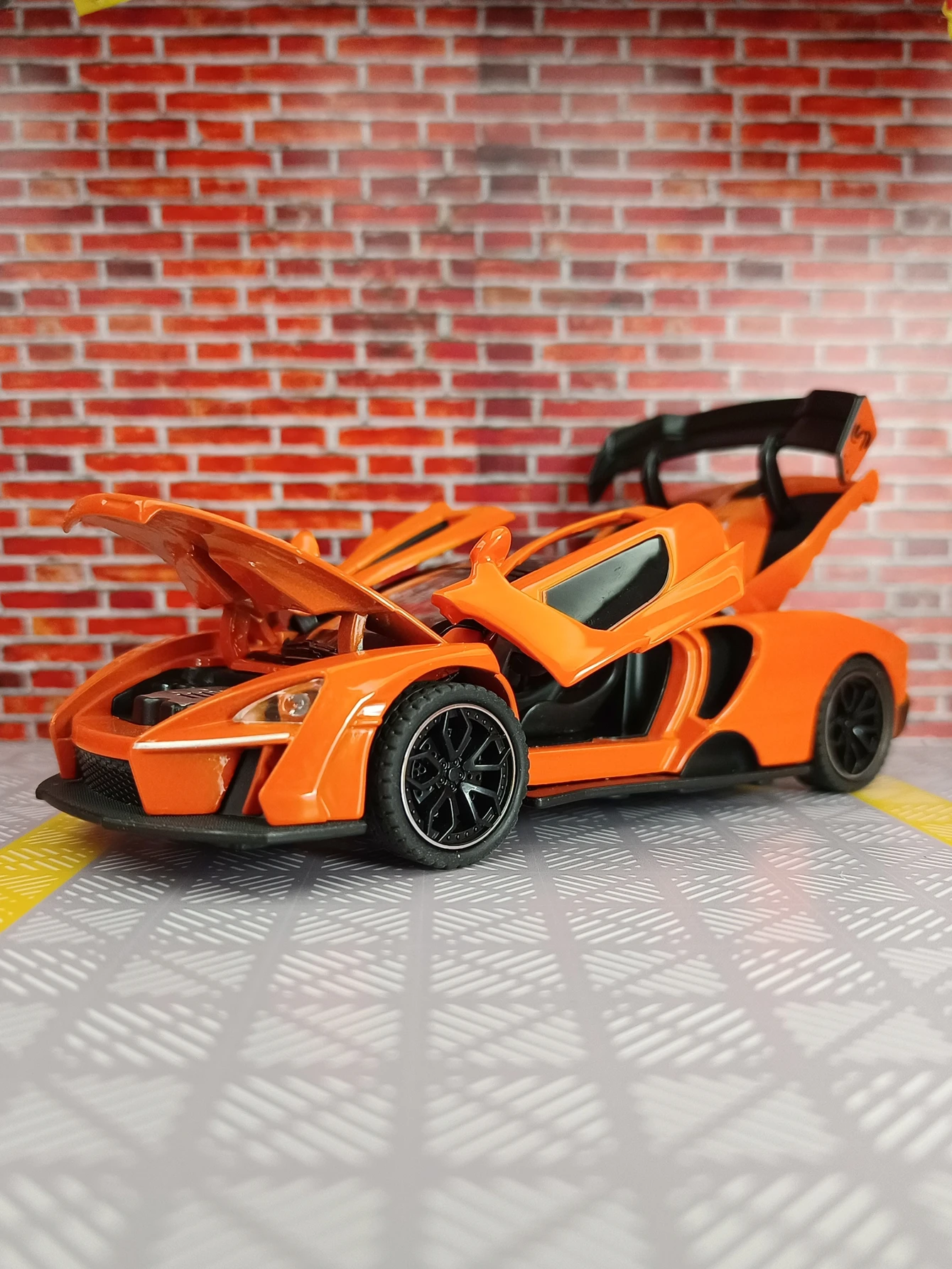1:32 McLaren SNNA modello di auto in lega porta giocattolo per bambini e cofano bagagliaio può essere aperto auto giocattolo per bambini con suono e illuminazione