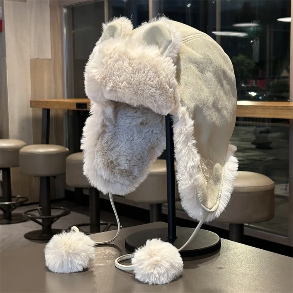 chapeu-de-inverno-com-orelhas-de-urso-em-couro-sintetico-forrado-com-pelucia-a-prova-de-frio-com-protetores-de-orelha-a-prova-de-vento-quente-com-pompom-para-esportes-de-inverno