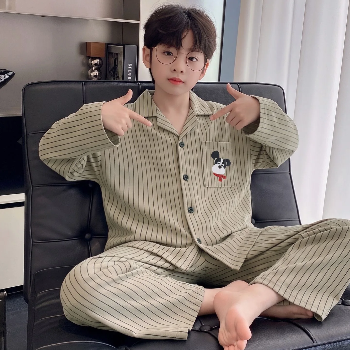 Puppy-patterned pajama set, a long-sleeved top and matching pants, comfortable homewear