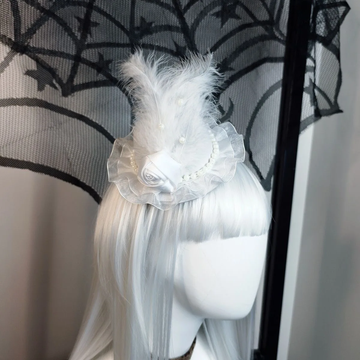 Mini cappello a cilindro con piume di angelo bianco Lolita con perle finte Accessori cosplay rosa Forcina fatta a mano Fermagli per capelli Forcina