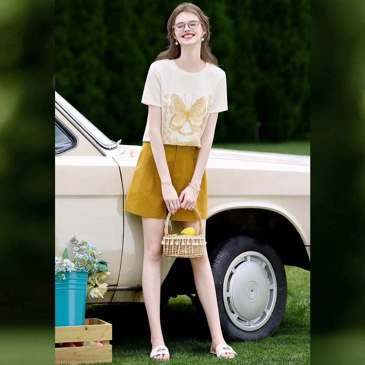 LOUIS YAO รูปแบบผีเสื้อปักแขนสั้น 2025 ฤดูร้อนใหม่สไตล์ Micro ยืดหยุ่นรอบคอผู้หญิงเสื้อยืด