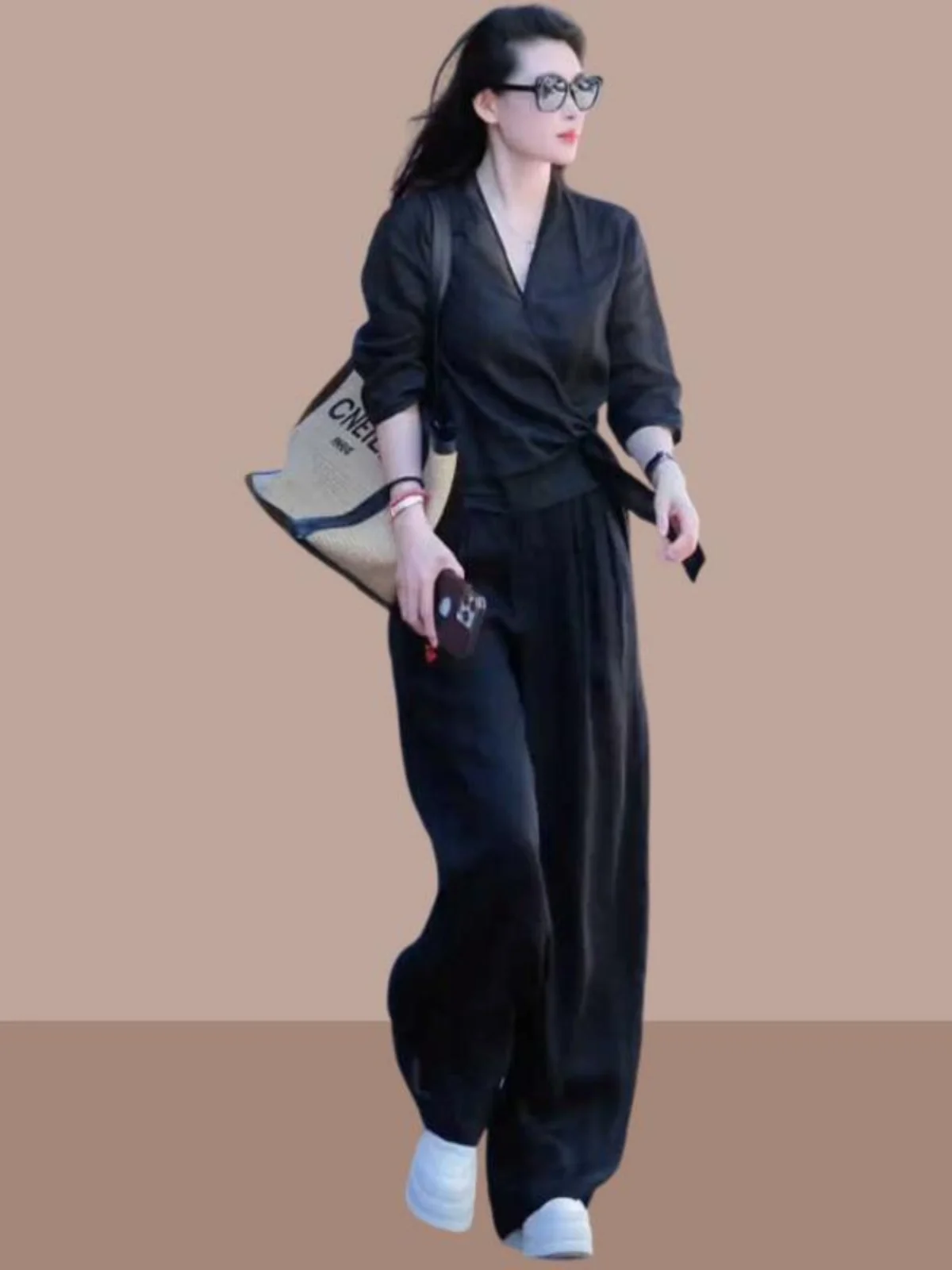 

Стильный черный комплект из топа с V-образным вырезом и брюк для женщин: свободный крой, утягивающий эффект, высокая талия, прямые брюки, летний новый стиль, комфортный и стильный образ.