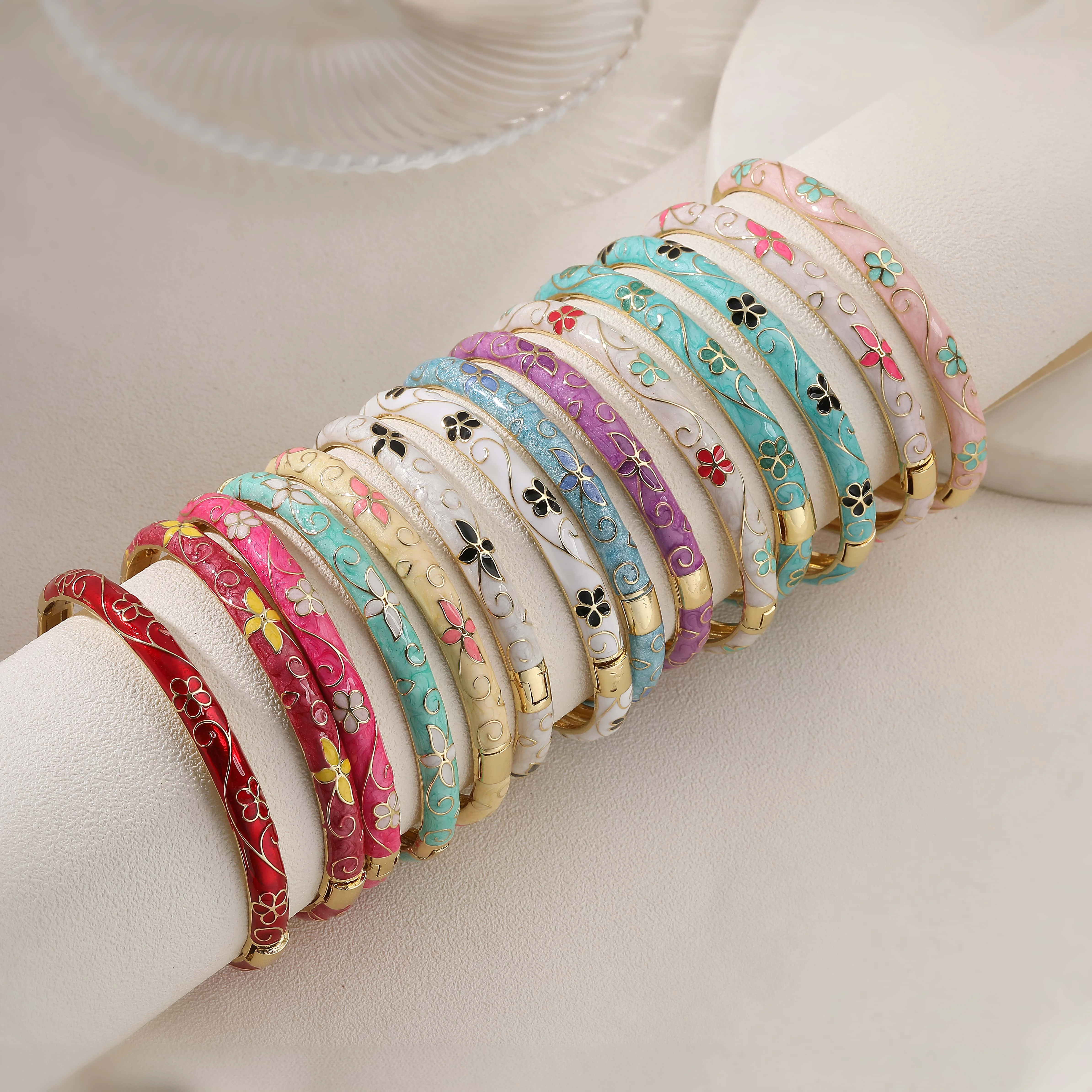 Vintage Ethno-Armband im Cloisonné-Stil mit Blumen-Emaille, vergoldetes Messing, zierliches Armband, modischer Modeschmuck, Geschenk für Damen