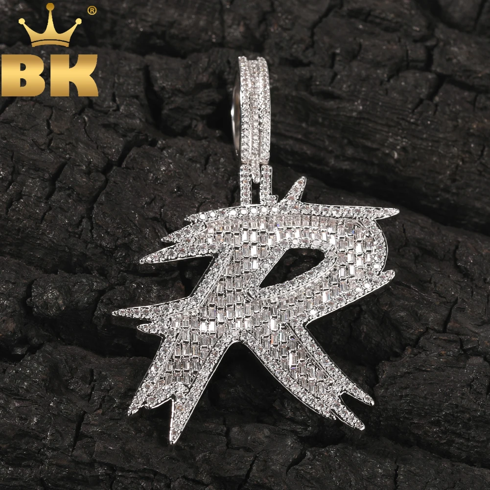 

TBTK Шипы Курсив Начальная буква 26 Алфавит A-Z Micro Paved Out 5A Ожерелье с подвеской из кубического циркония Ювелирные изделия в стиле хип-хоп