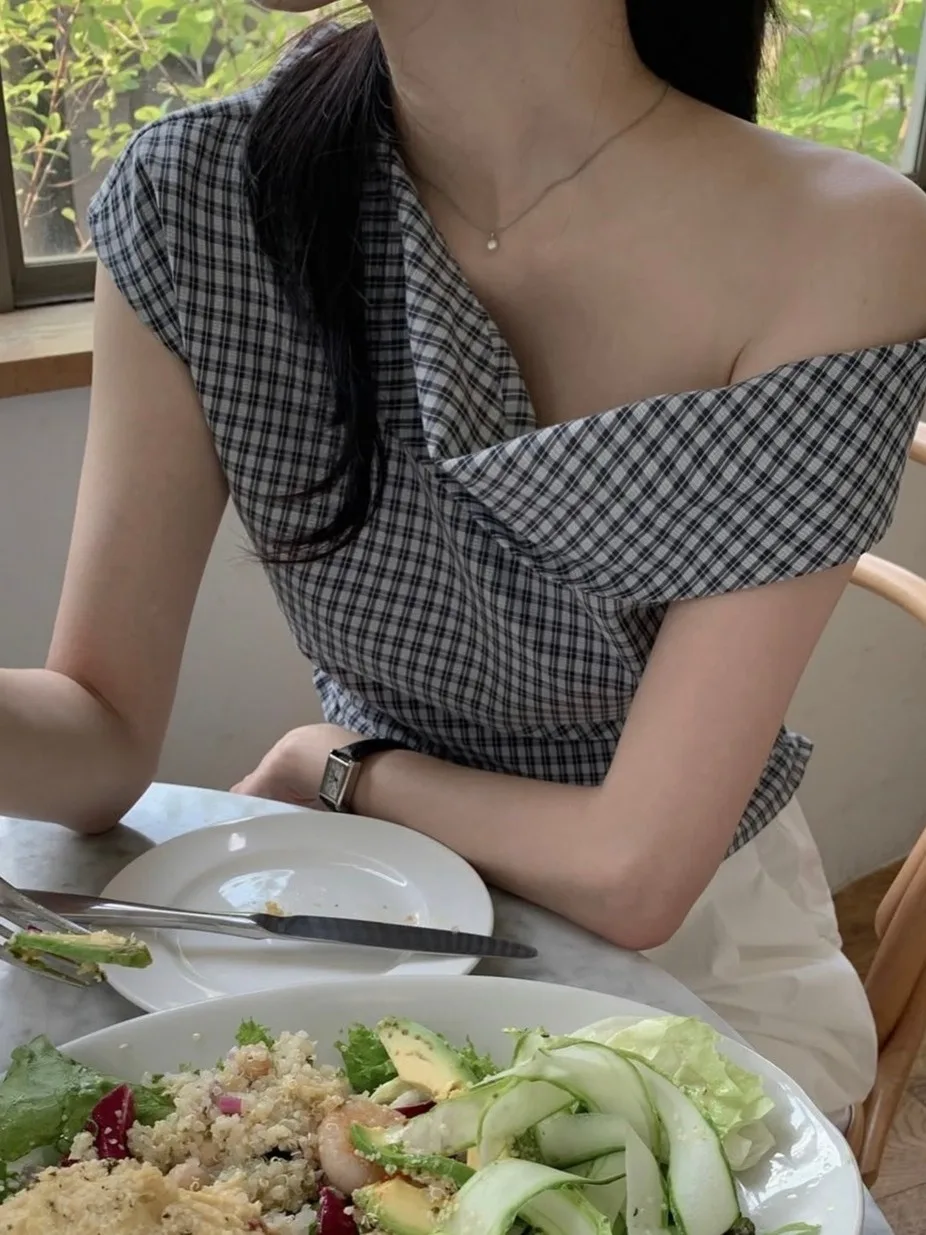 

Sexy Plaid irt Women's Chic Summer 2025 New Sle oulder Bared Retro Top Small Detailing Ele Faion Ladies' Blouse