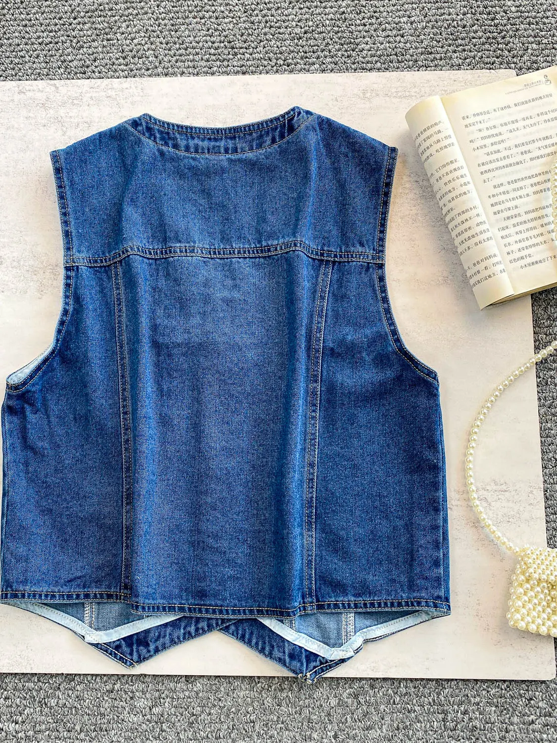 

Новый китайский джинсовый жилет с V-образным вырезом на одной пуговице, женский летний синий многослойный утягивающий топ, приятный для поездок на работу