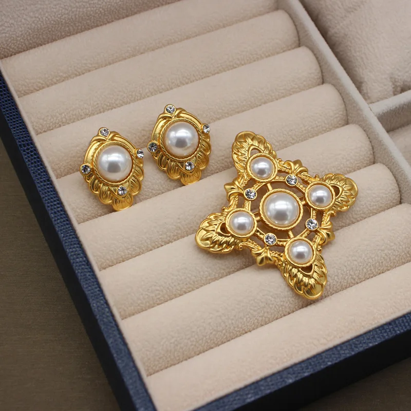 

Vintage ancient and western return elegant pearl brooch earrings