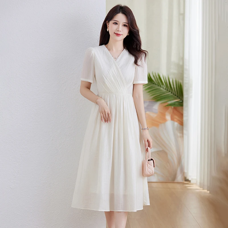 فستان نسائي أنيق برقبة على شكل حرف V وأكمام قصيرة مع تصميم خصر محكم بسيط عصري لطيف وساحر